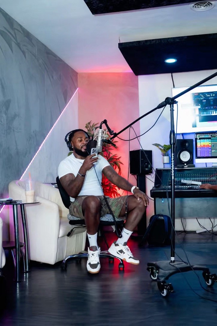 Frank "BountyTank" Frazier recording on the mic in the studio